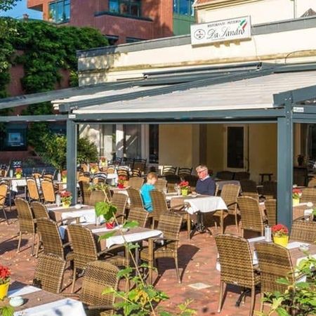 Außenterrasse mit vielen Sitzmöglichkeiten