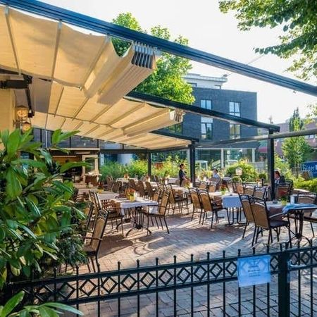 Außenterrasse mit  vielen Sitzmöglichkeiten