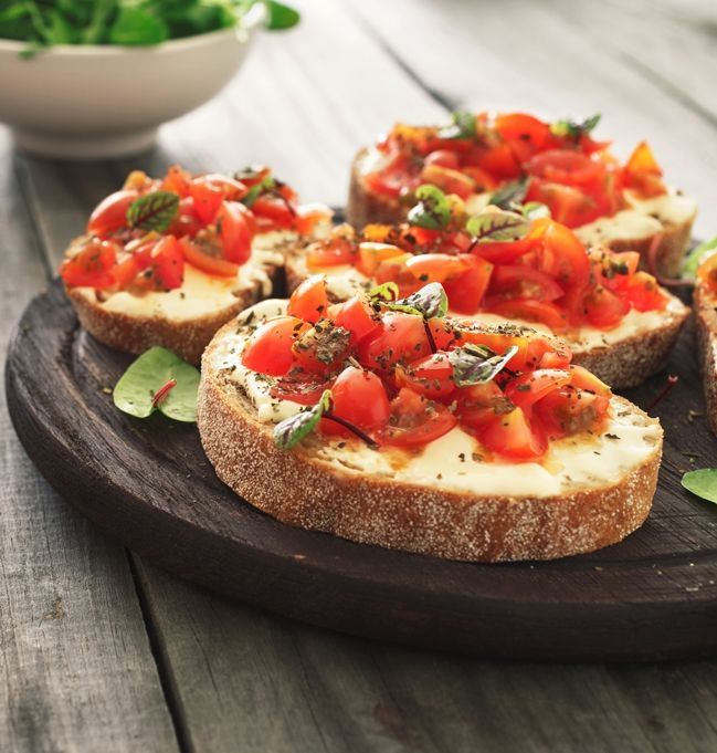 Frische Bruschetta auf einem Holzbrett angerichtet
