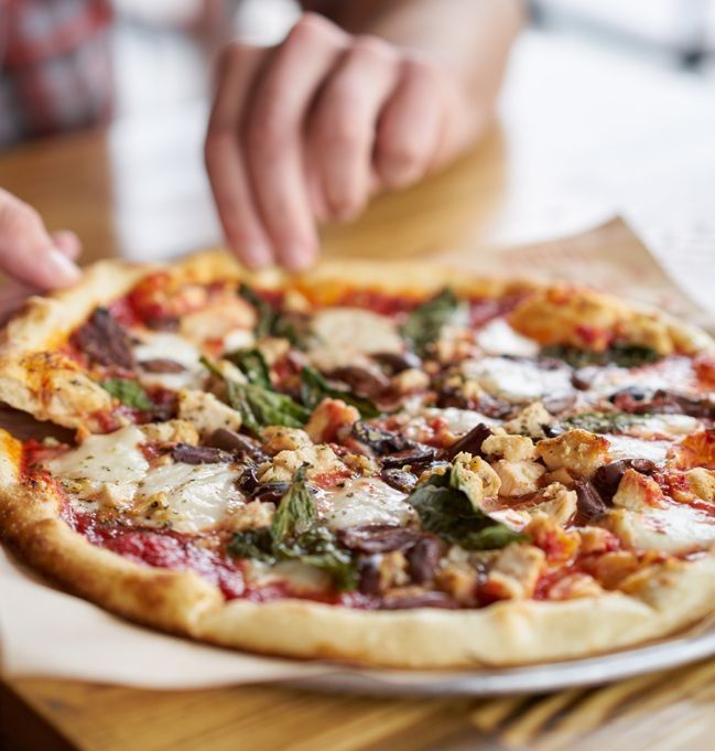 Frischgebackene Pizza auf Backpapier