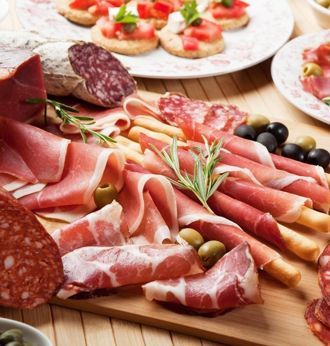 Holzbrett mit verschiedenen Wurstspezialitäten